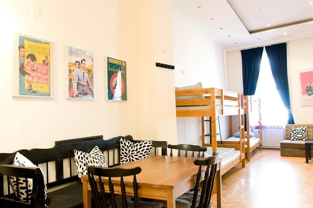 11Th Hour Cinema Hostel Budapest